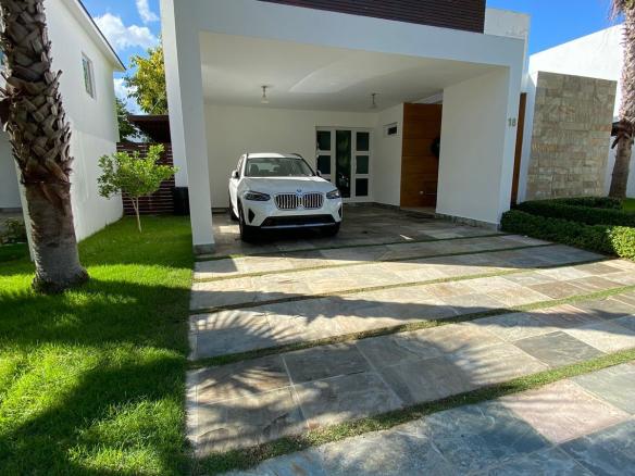HERMOSA CASA EN VENTA, LAS CARMELITAS.