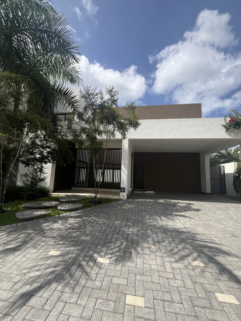 Lujosa casa en proyecto cerrado en Las Carmelitas, Santiago