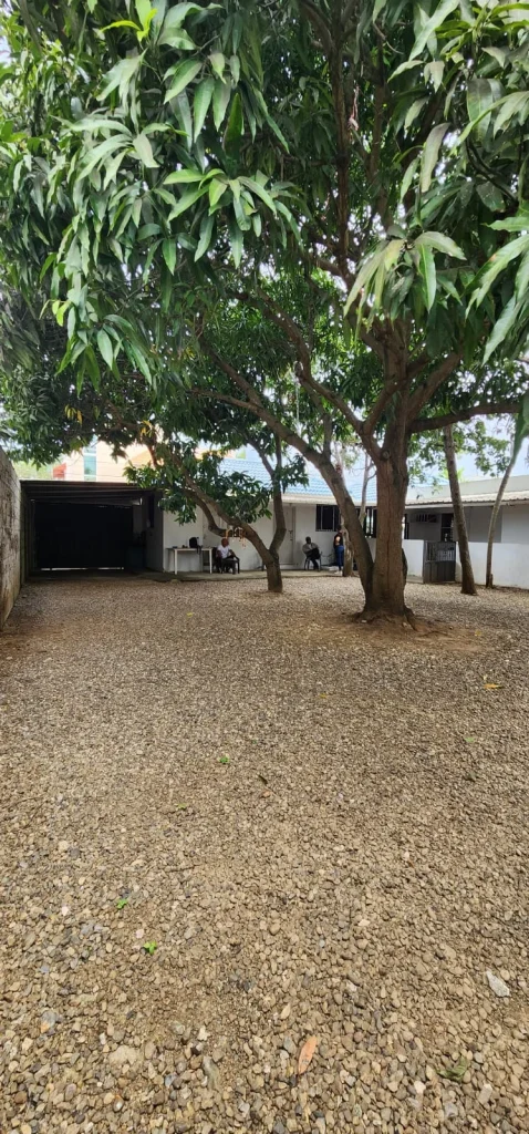 se vende casa con patio en jardines del norte en Santiago, republica dominicana
