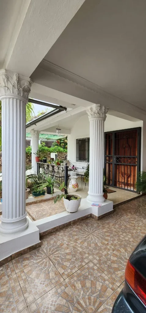 se vende casa con patio en jardines del norte en Santiago, republica dominicana