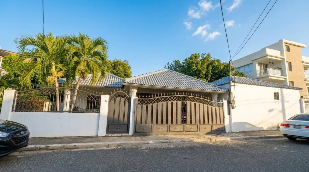se vende casa con patio en jardines del norte en Santiago, republica dominicana
