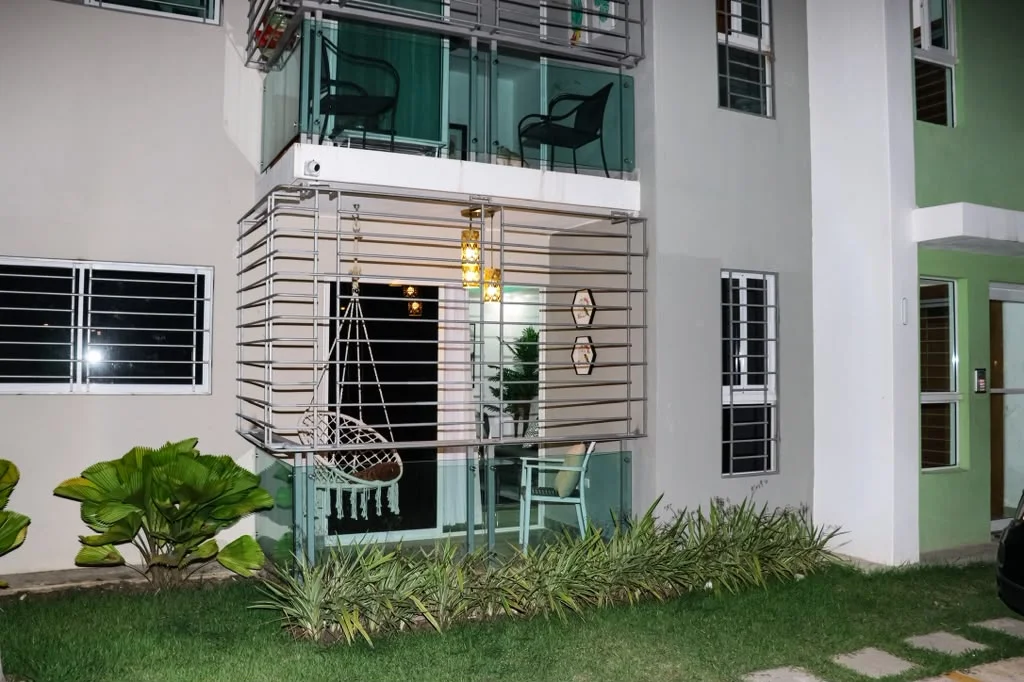 Se renta apartamento amueblado primer nivel+ terraza privada